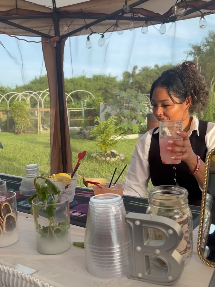 Outdoor garden event bar in Florida
